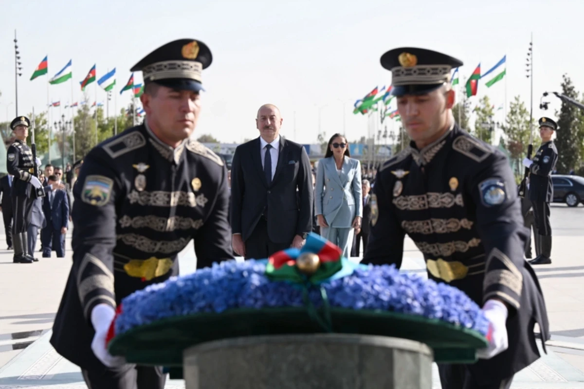 Ильхам Алиев, Мехрибан Алиева и Лейла Алиева посетили Монумент независимости в Ташкенте - ОБНОВЛЕНО + ФОТО