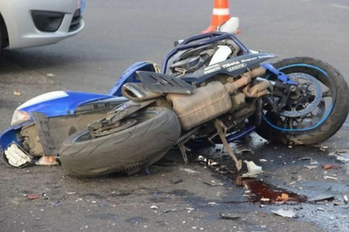 Qusarda avtomobil motosikletlə toqquşub, ölən var