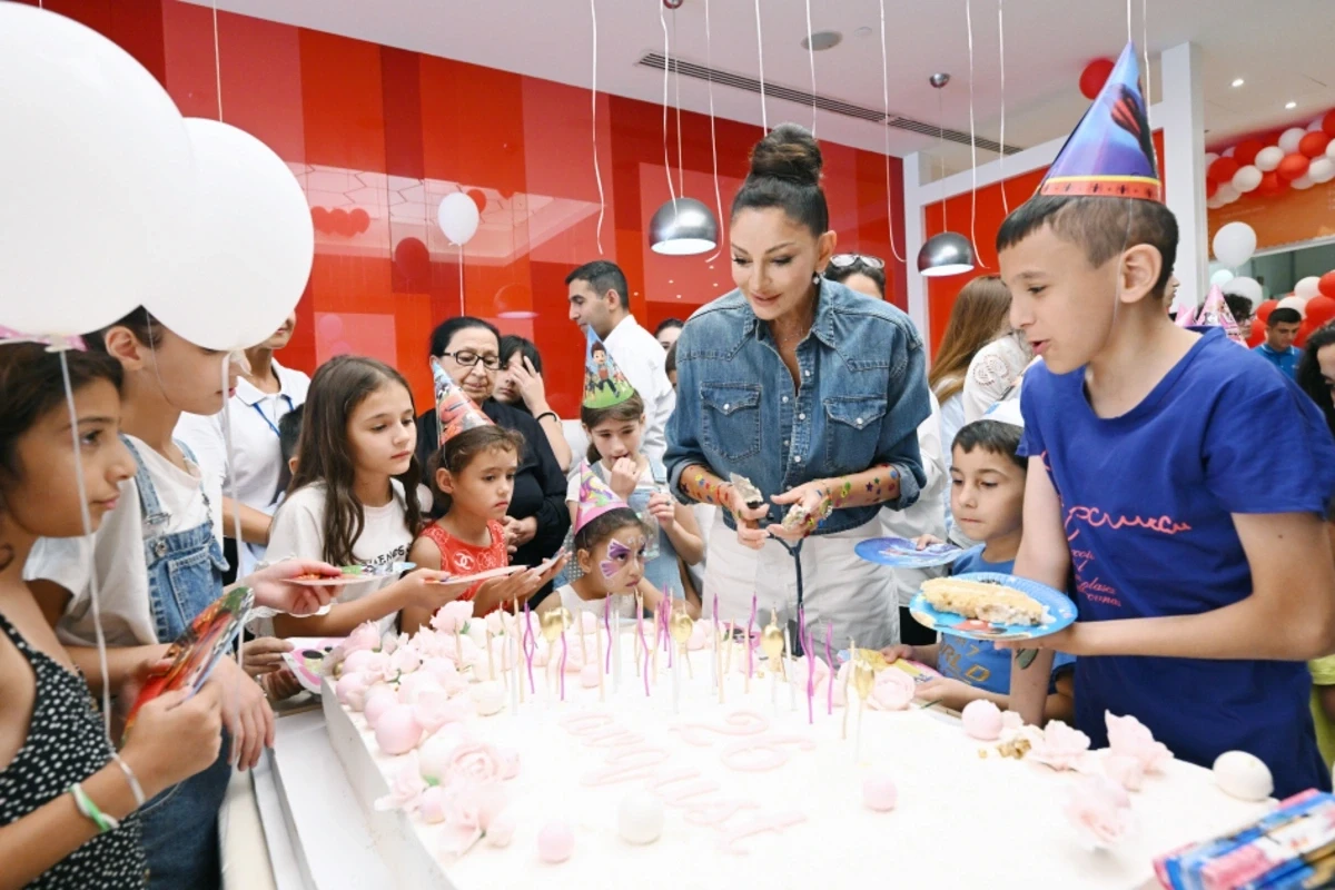 Mehriban Əliyeva Heydər Əliyev Fondunun uşaqlar üçün təşkil etdiyi şənlikdə iştirak edib - FOTO