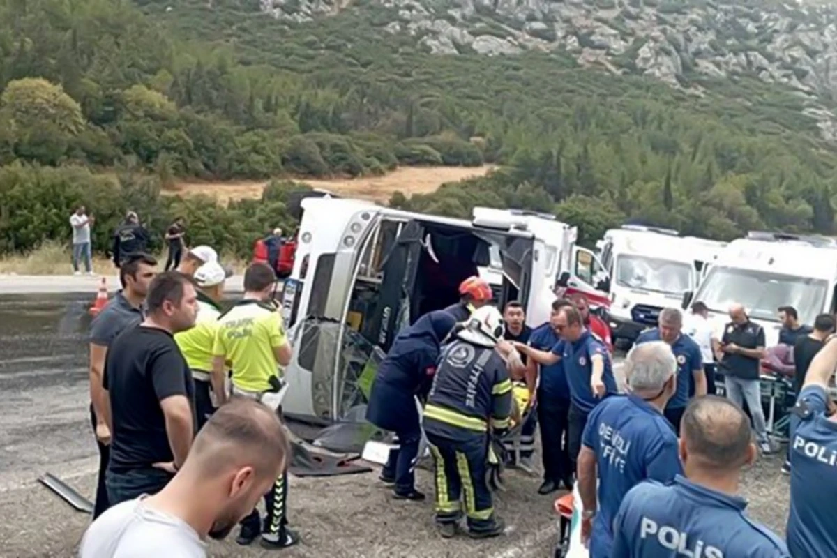 Türkiyədə toya gedən mikroavtobus dəhşətli qəzaya düşdü, 1 ölü, 25 yaralı - FOTO
