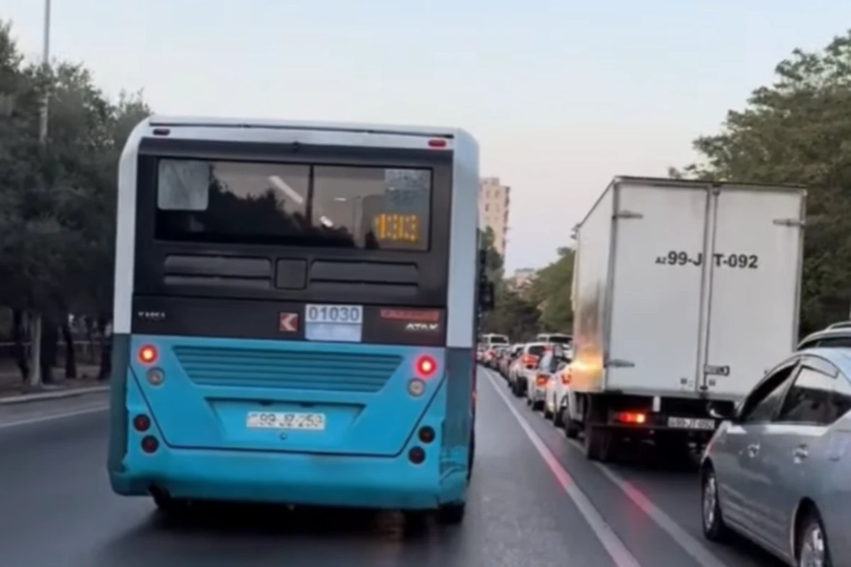 Bakıda avtobus sürücüsü əks yola çıxaraq qaydanı belə pozdu - VİDEO