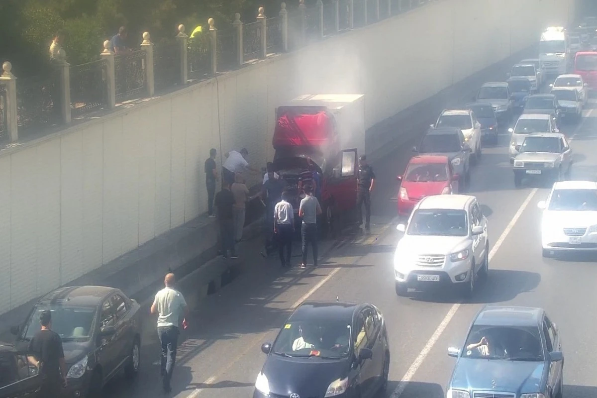В Ясамале загорелся грузовик: на дороге образовался затор