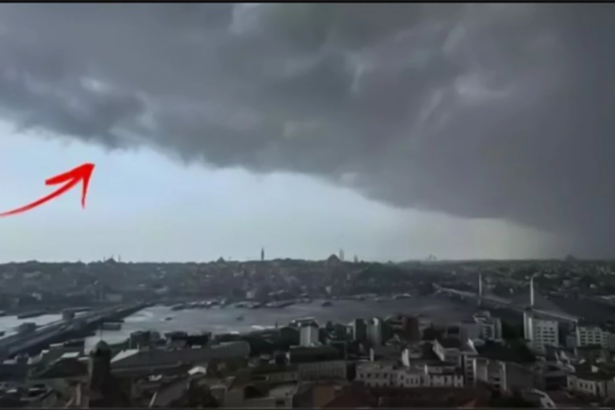 İstanbul səmasındakı elektrik yüklü buludlara görə təyyarələr havada qaldı - VİDEO