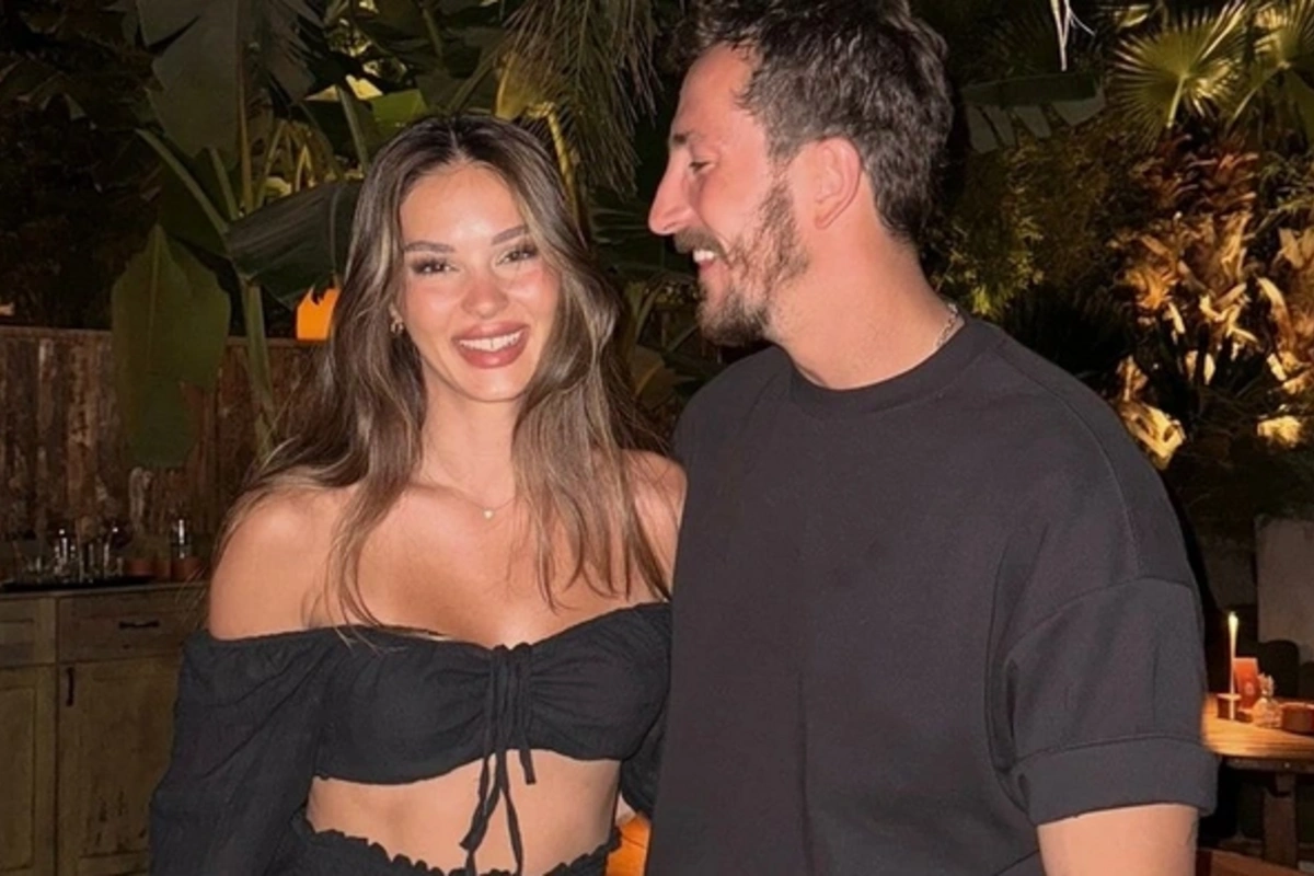 Survivor iştirakçısı Parisdə sevgilisinə evlilik təklifi etdi Survivor iştirakçısı Parisdə sevgilisinə evlilik təklifi etdi