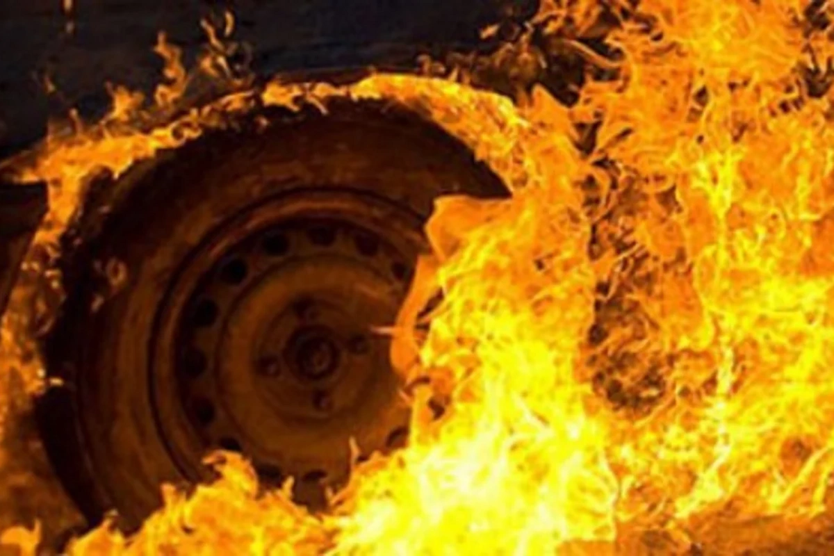 Sarayda maşın yanıb