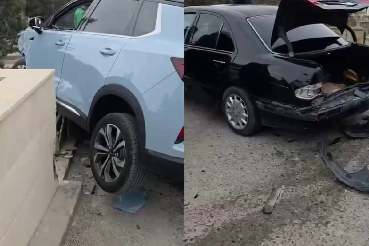 Bakıda QƏZA - Maşın qəbir daşına çırpıldı
