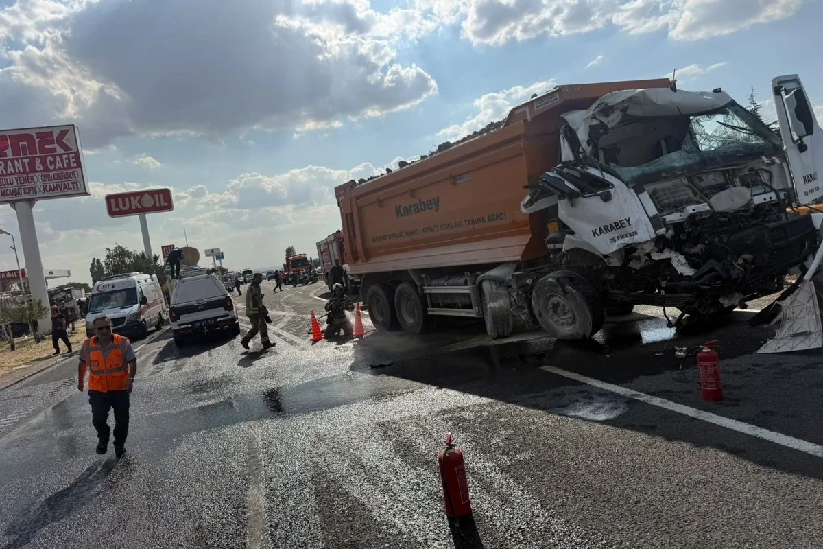 Ankarada mikroavtobus ilə yük maşını toqquşub, ölən və yaralananlar var