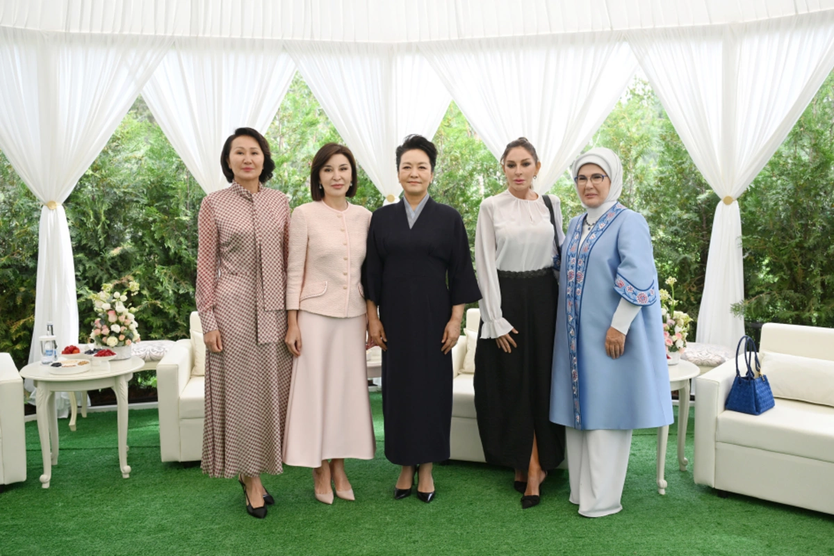 Mehriban Əliyeva Bişkekdə dekorativ-tətbiqi sənət ustalarının əl işlərindən ibarət sərgi ilə tanış olub