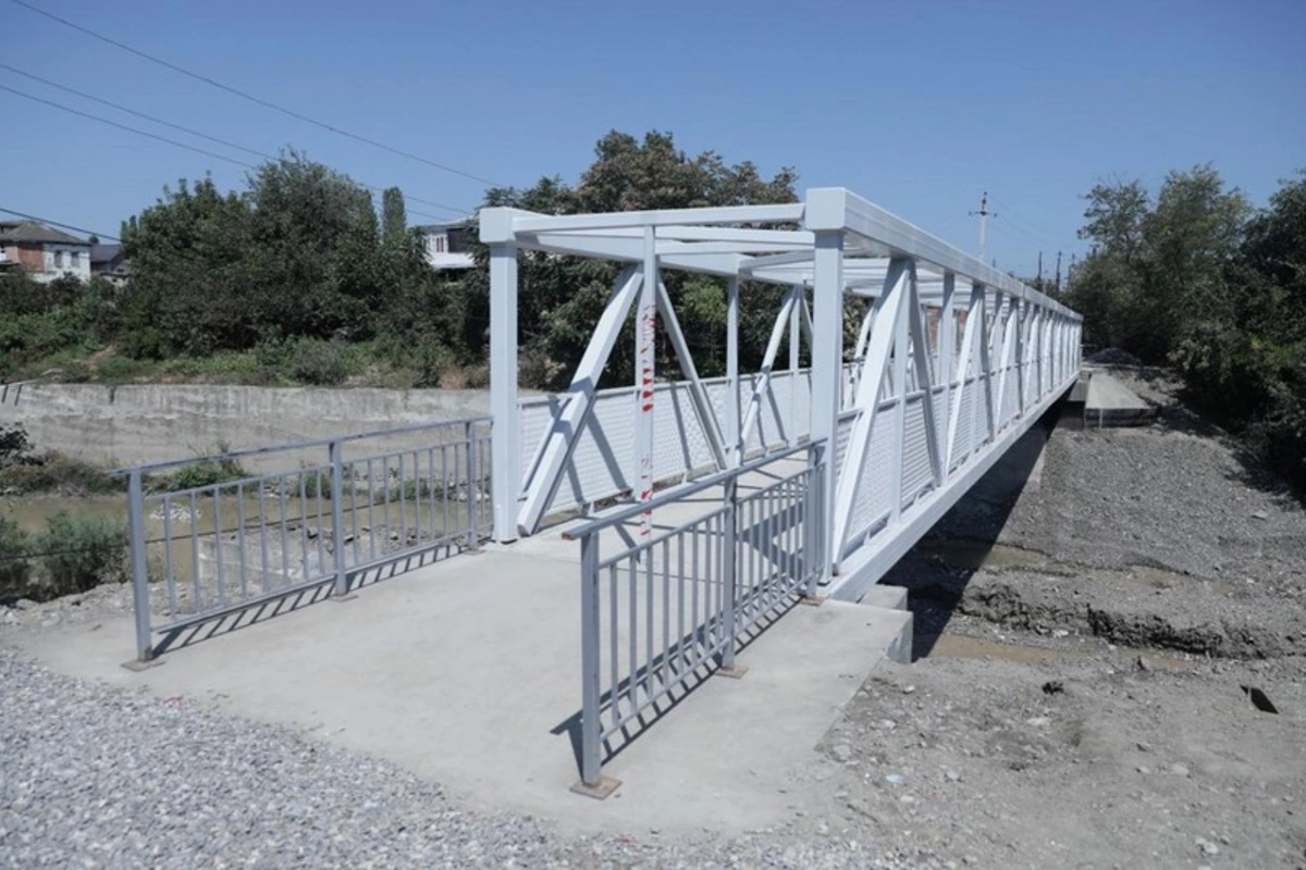 Qudyalçayın Köhnə Xaçmaz kəndindən keçən hissəsində yeni piyada körpüsü inşa olunub Qudyalçayın Köhnə Xaçmaz kəndindən keçən hissəsində yeni piyada körpüsü inşa olunub