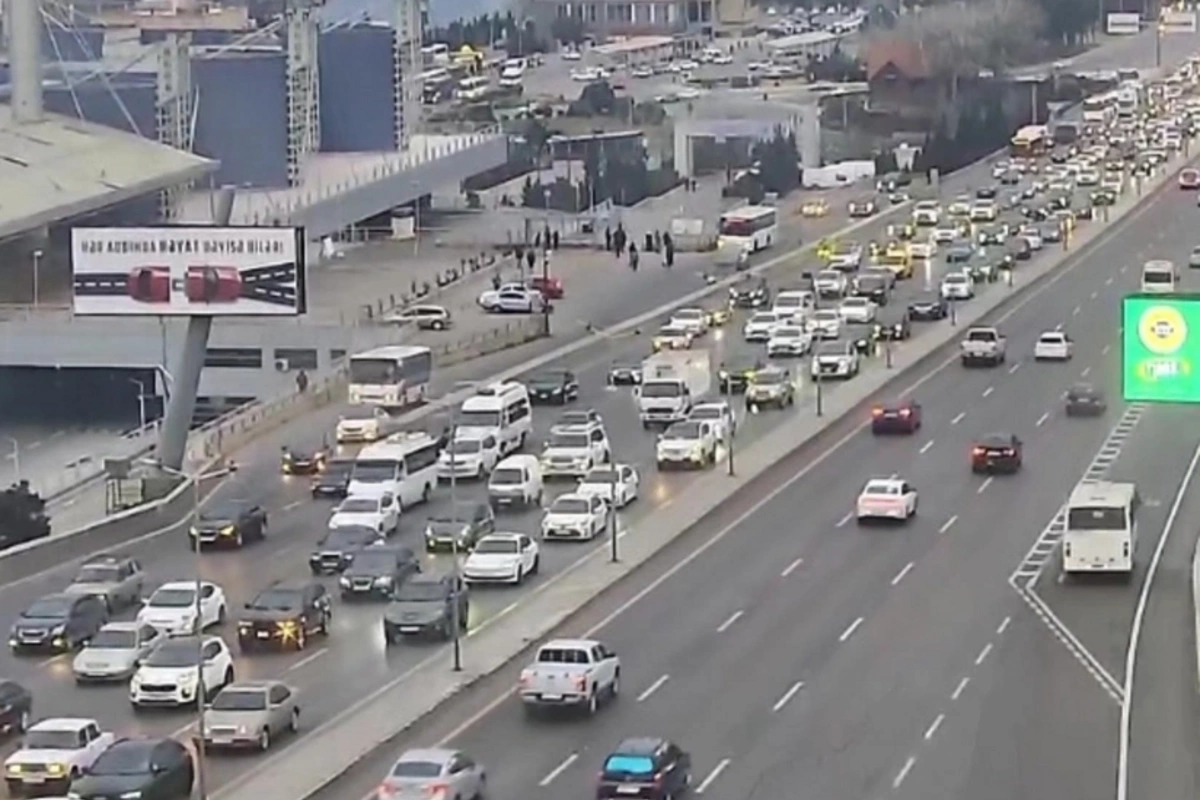 Bakının bir sıra yollarında tıxac yaranıb