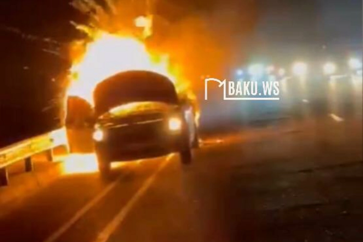Bakıda minik avtomobili alışıb partladı Bakıda minik avtomobili alışıb partladı