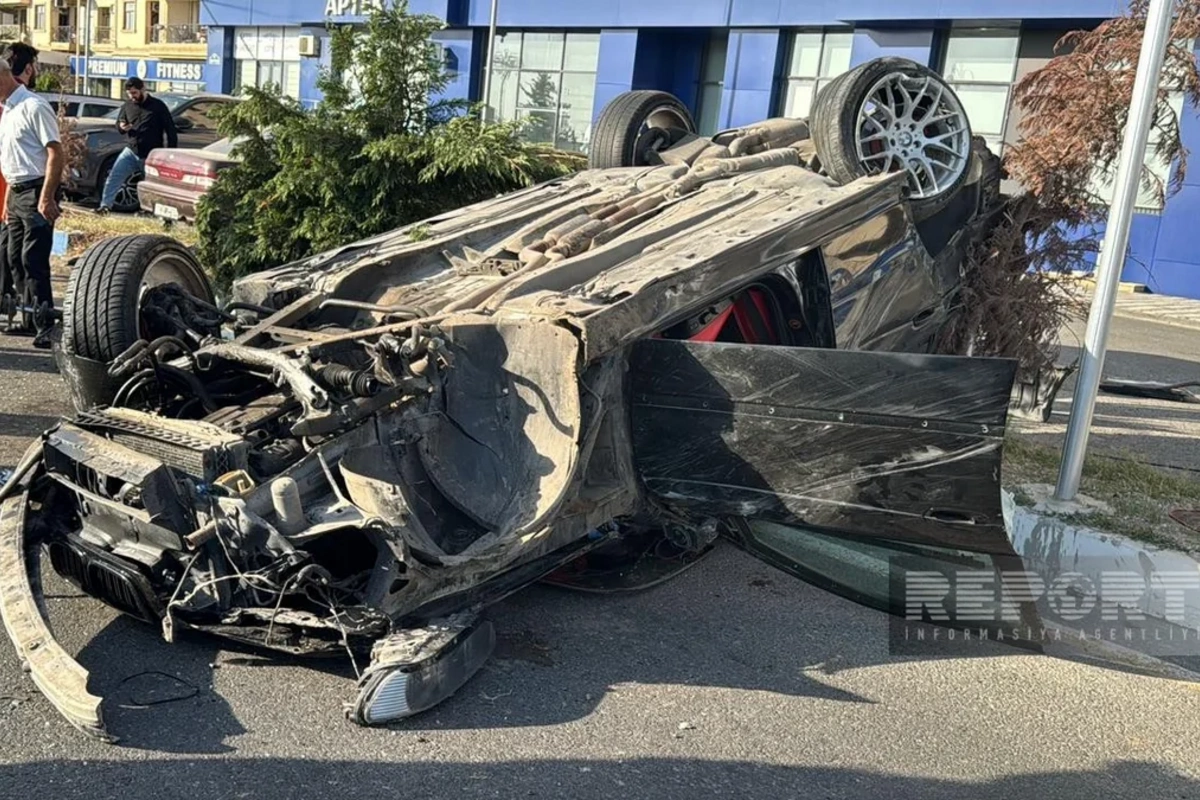 Sumqayıtda BMW üç avtomobilə çırpılaraq aşıb, xəsarət alanlar var