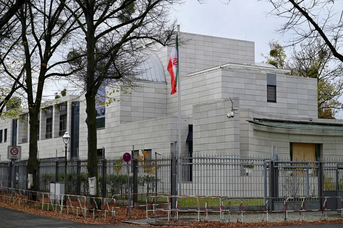 Etirazçılar Berlin səfirliyindəki İran bayrağını endirdilər