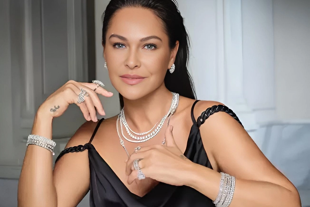 63 yaşlı Hülya Avşar: Yaşıma rəğmən çox gözələm!