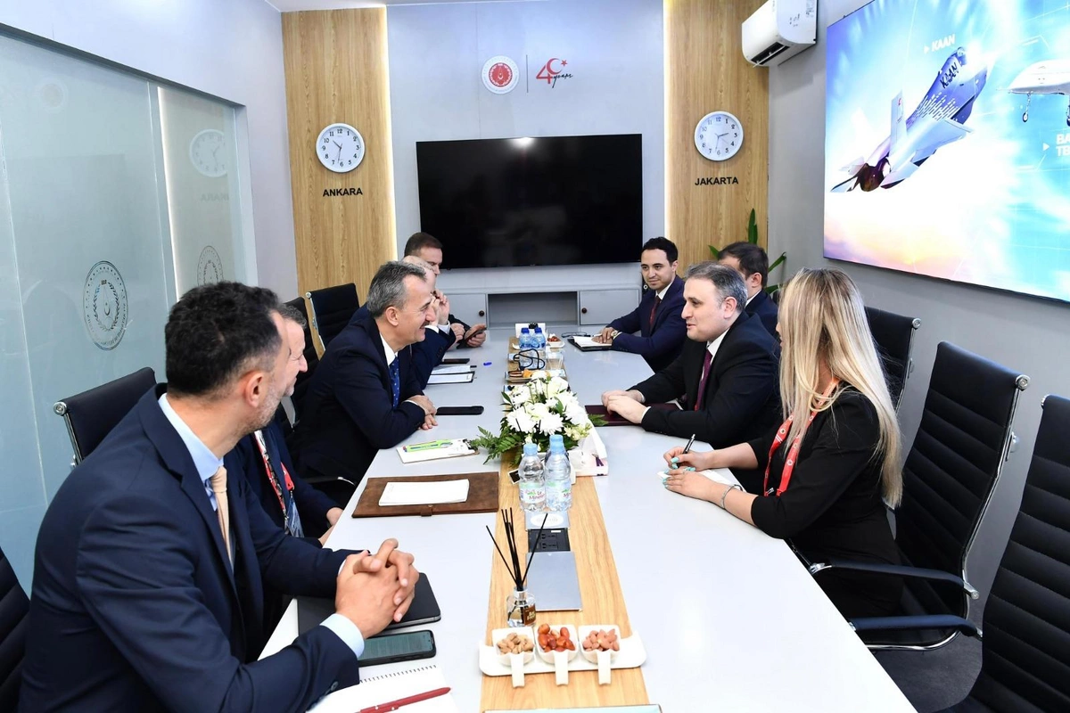Azərbaycan nümayəndə heyəti Cakartada Indo Defence 2024 sərgisində iştirak edir Azərbaycan nümayəndə heyəti Cakartada Indo Defence 2024 sərgisində iştirak edir
