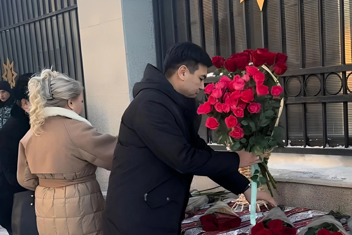 Qazaxıstandakı Azərbaycan səfirliyi önünə gül dəstələri düzülür Qazaxıstandakı Azərbaycan səfirliyi önünə gül dəstələri düzülür