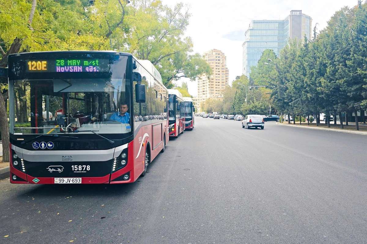 Passengers complain about overcrowded buses and high prices on route 120E in Baku