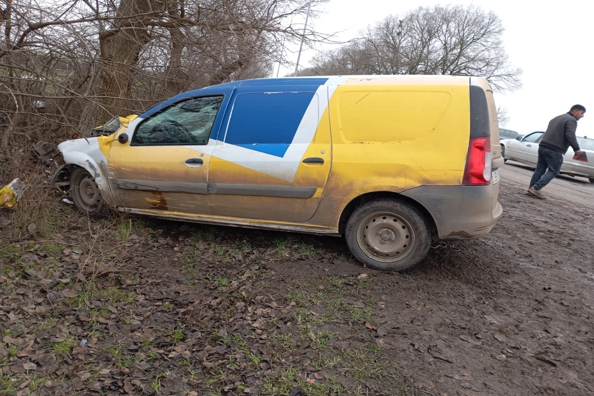 Cəlilabadda Azərpoçtun maşını ağaca çırpılıb, sürücü xəsarət alıb