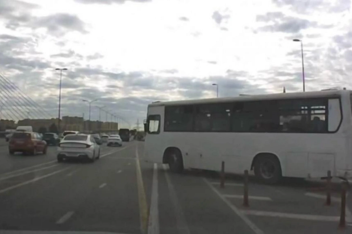 Avtobus sürücüsü sərnişinlərin həyatını təhlükəyə atdı: Qurumlar hərəkətə keçdi Avtobus sürücüsü sərnişinlərin həyatını təhlükəyə atdı: Qurumlar hərəkətə keçdi