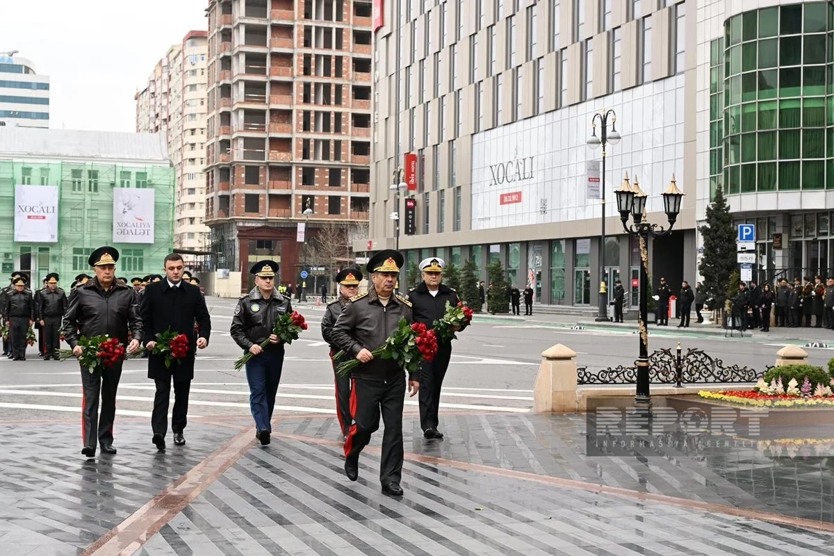 Müdafiə Nazirliyinin rəhbər heyəti Xocalı soyqırımı abidəsini ziyarət edib