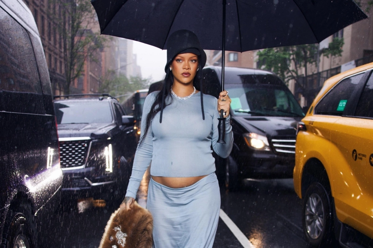 Rihanna ilk dəfə üçüncü övladının üzünü göstərdi Rihanna ilk dəfə üçüncü övladının üzünü göstərdi