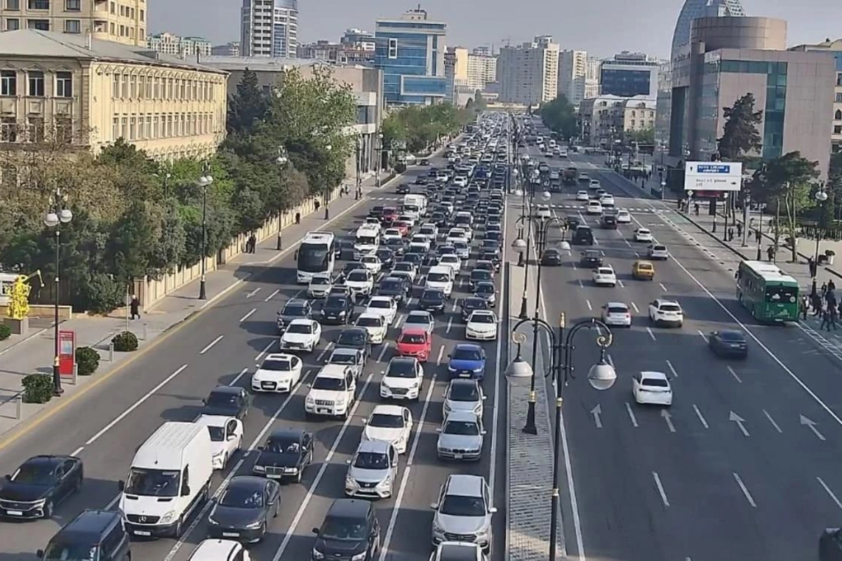 Bakının bu yollarında nəqliyyatın sıxlığı yaranıb