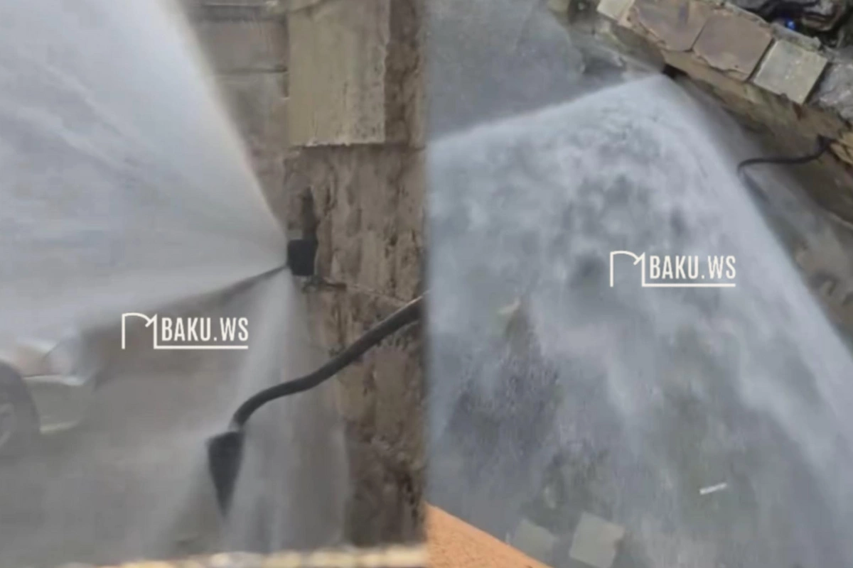 Прорыв трубы в Баку: двор многоэтажки превратился в озеро