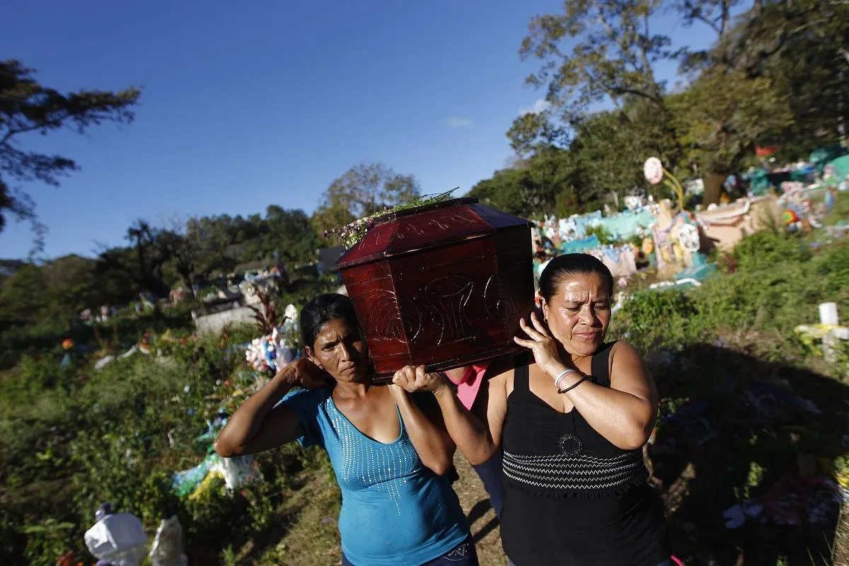 Dəfn mərasimində eyni kişi ilə münasibəti olduğu üzə çıxan iki qadın dava edib