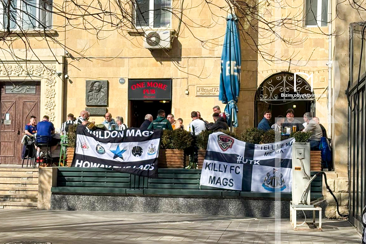 Qarabağla oyun üçün Bakıya gələn ingilis azarkeşlərinin əyləncəsi