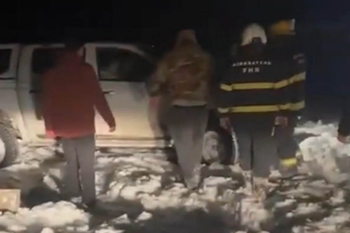 Jeep və Mitsubishidə köməksiz qalan vətəndaşlara yardım edildi