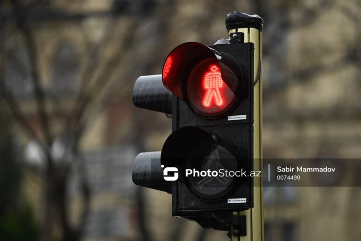 На одном из проблемных перекрестков в Баку установлены новые светофоры