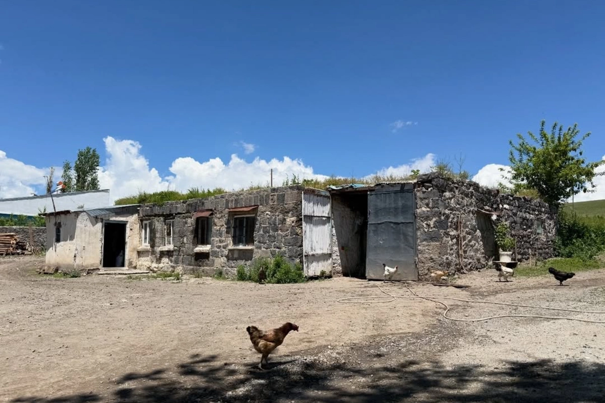 Ozan Akbaba doğulduğu evin fotosunu paylaşdı