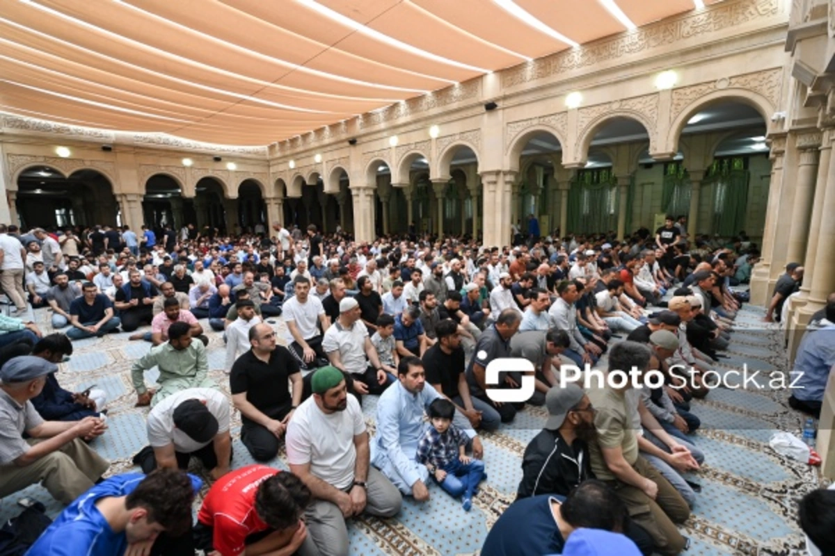 Azərbaycanda məscidlərdə Qurban bayramının namazı qılınır