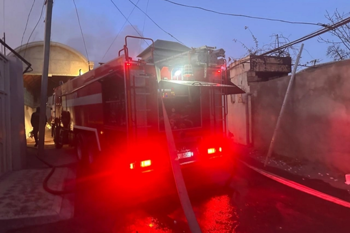 Gəncədə bir-birinə bitişik evlərdə baş verən YANĞIN SÖNDÜRÜLDÜ