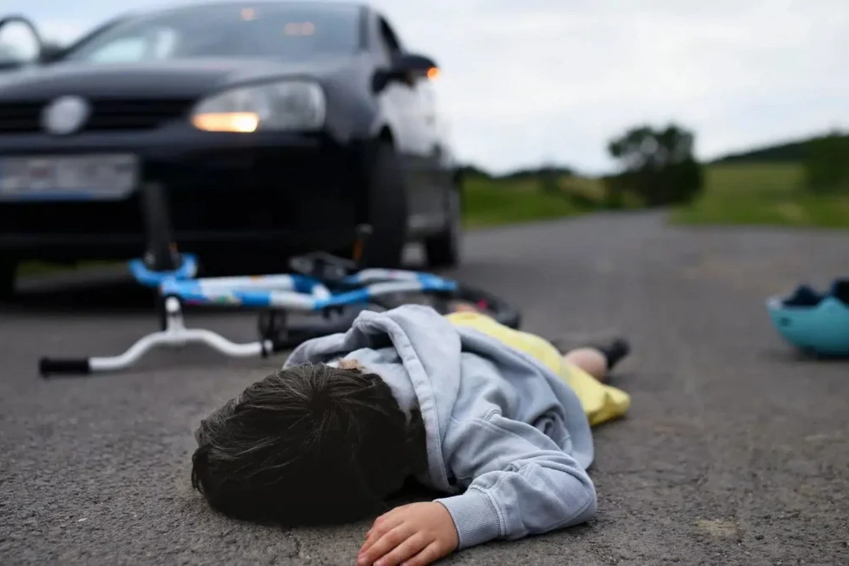 Salyanda avtomobil 10 yaşlı uşağı vuraraq öldürüb