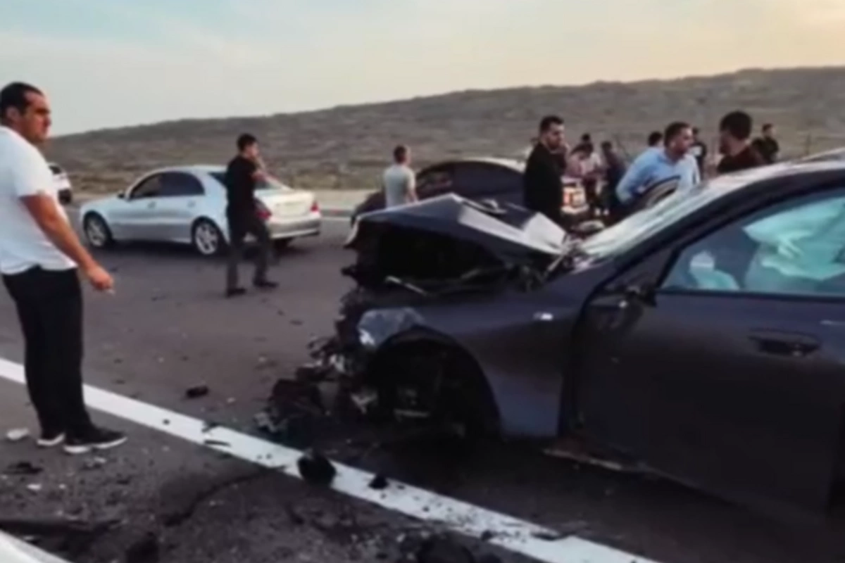 Bakı Dairəvi Yolunda ağır qəza: BMW beton maneəyə çırpıldı