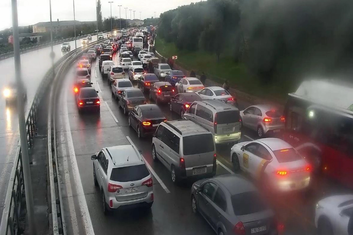 Bakıda evakuator aşıb, yola yağ və yanacaq dağılıb