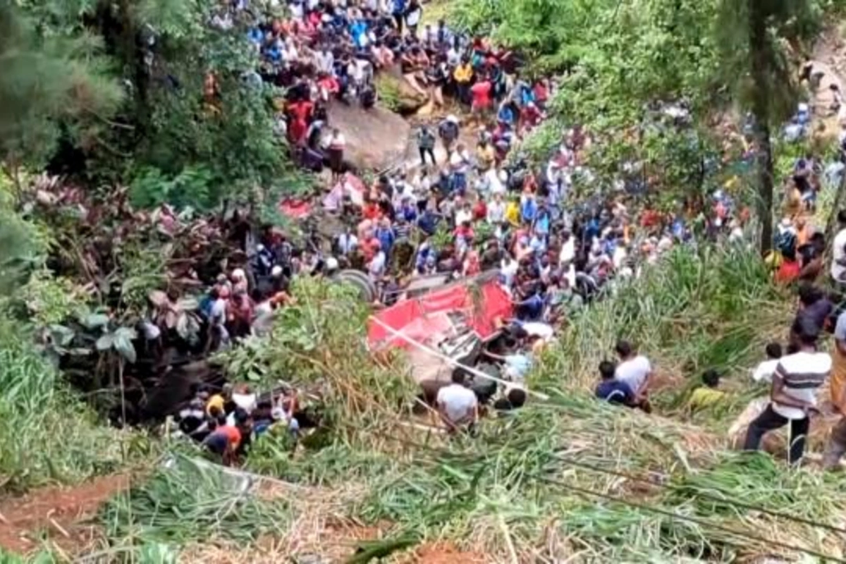 Şri-Lankada sərnişin avtobusu dərəyə aşıb: 21 ölü, 14 yaralı