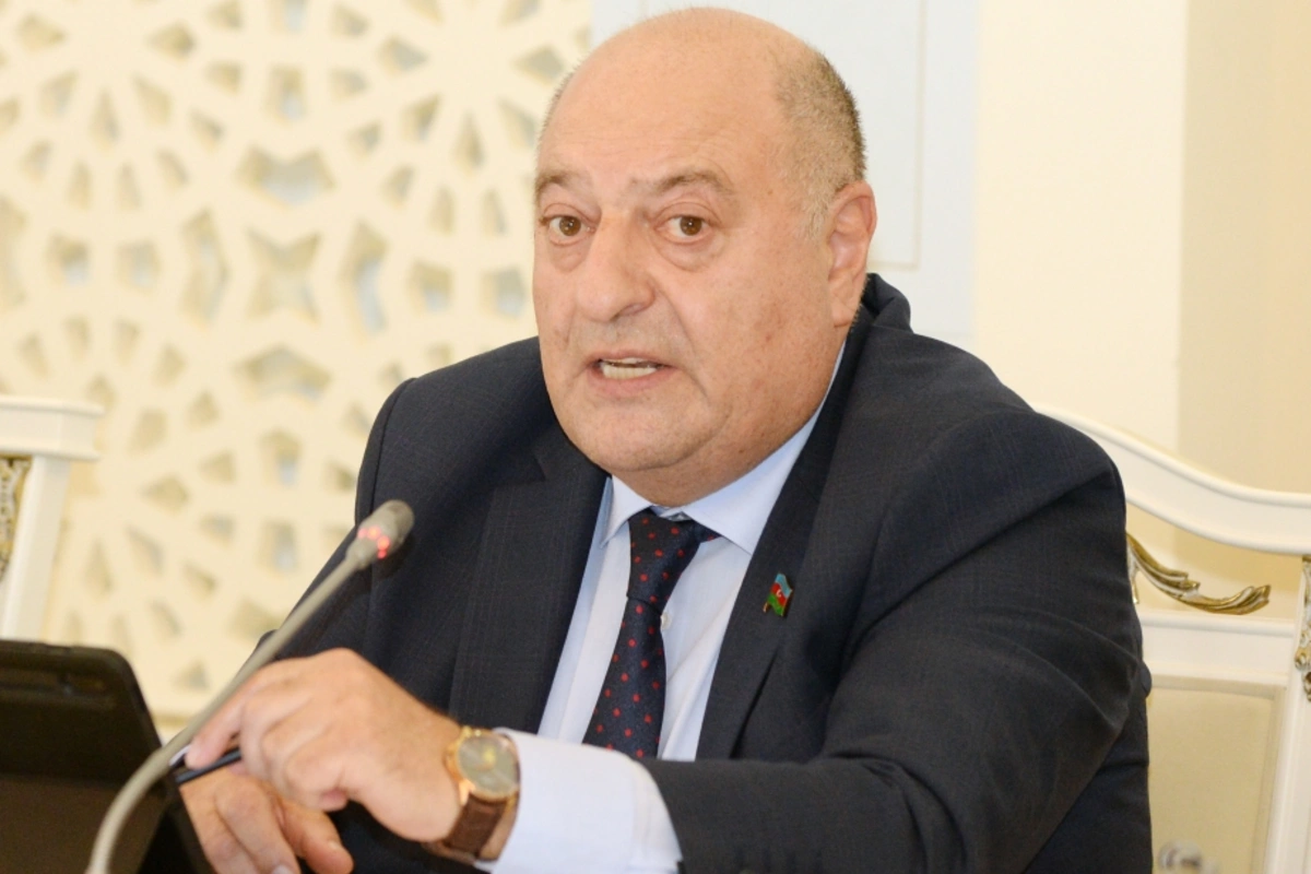 Deputat: Məktəblərin yaxınlığında köşklər qoyulub, dənə-dənə siqaretlər satılır