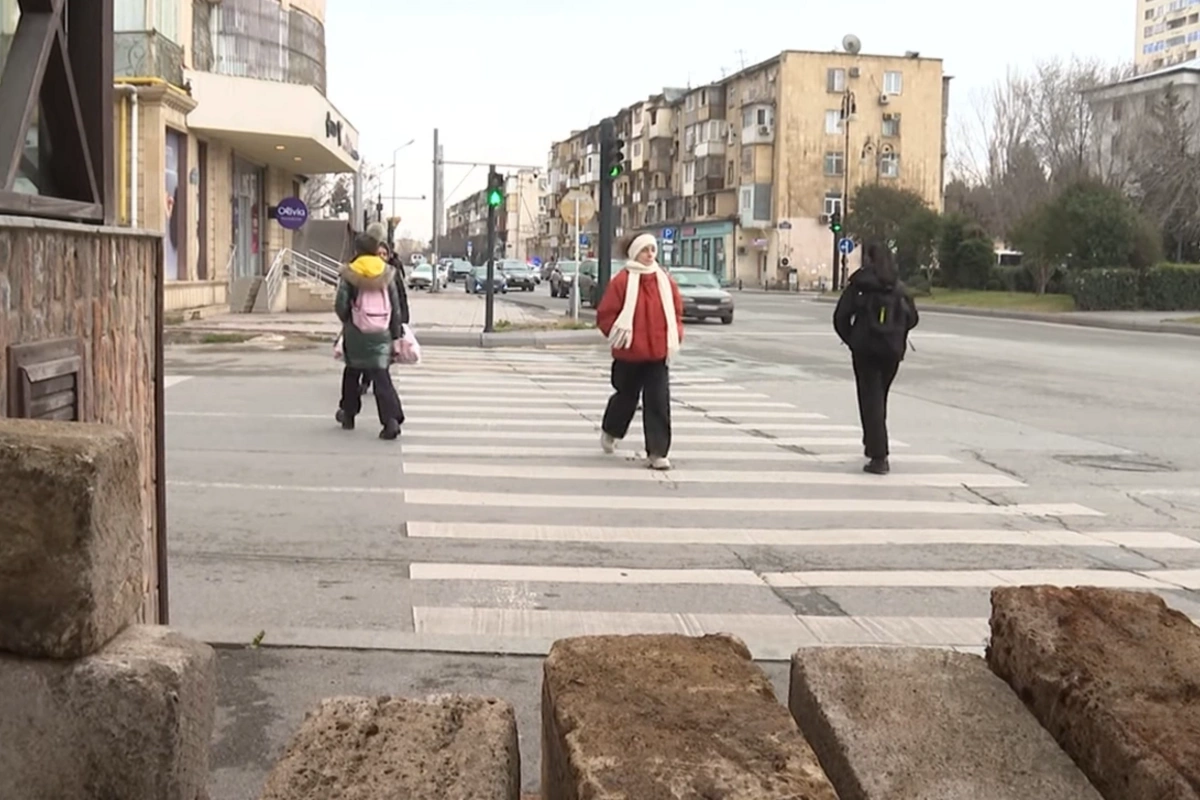 Bakıda restoran piyada keçidini zəbt etdi