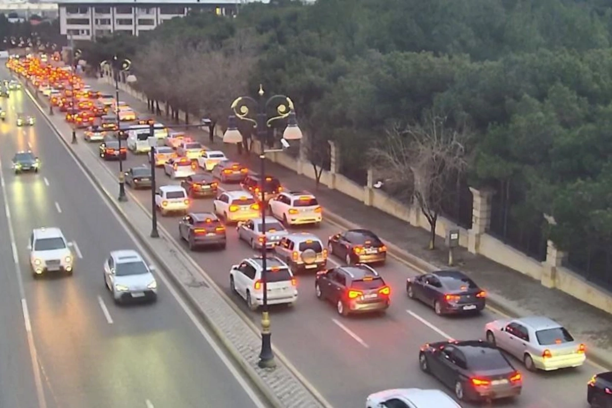 Bakıda 14 istiqamətdə tıxac müşahidə olunur