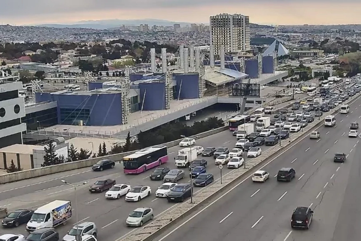 Bakının bir sıra yollarında tıxac yaranıb