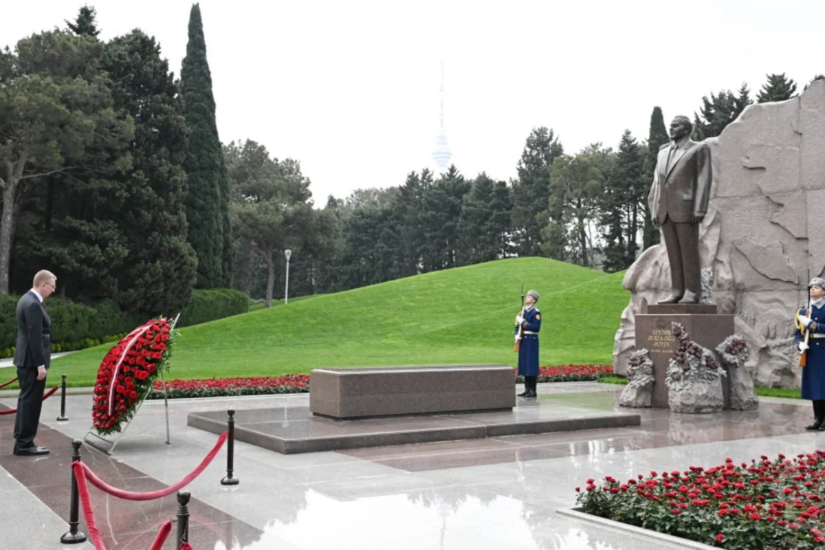 Президент Латвии посетил могилу Гейдара Алиева на Аллее почётного захоронения