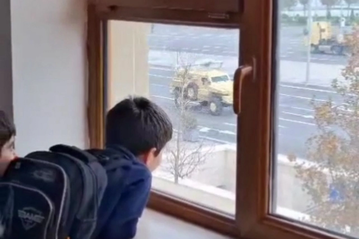 Birinci sinif uşaqlarının hərbi texnikaları sevinclə izləməsi görənləri kövrəldir