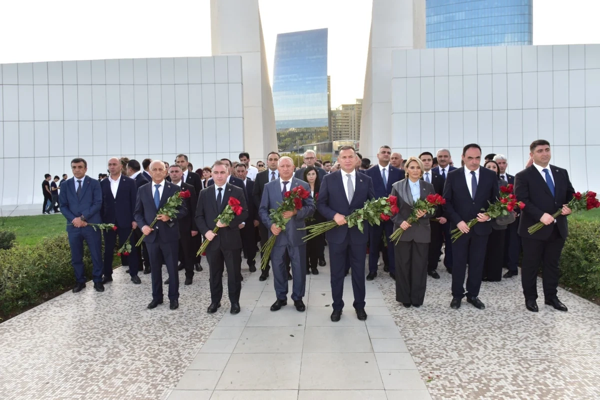 Azərbaycan Həmkarlar İttifaqları Konfederasiyasının, üzv və tabe təşkilatların kollektivləri Zəfər parkını ziyarət ediblər