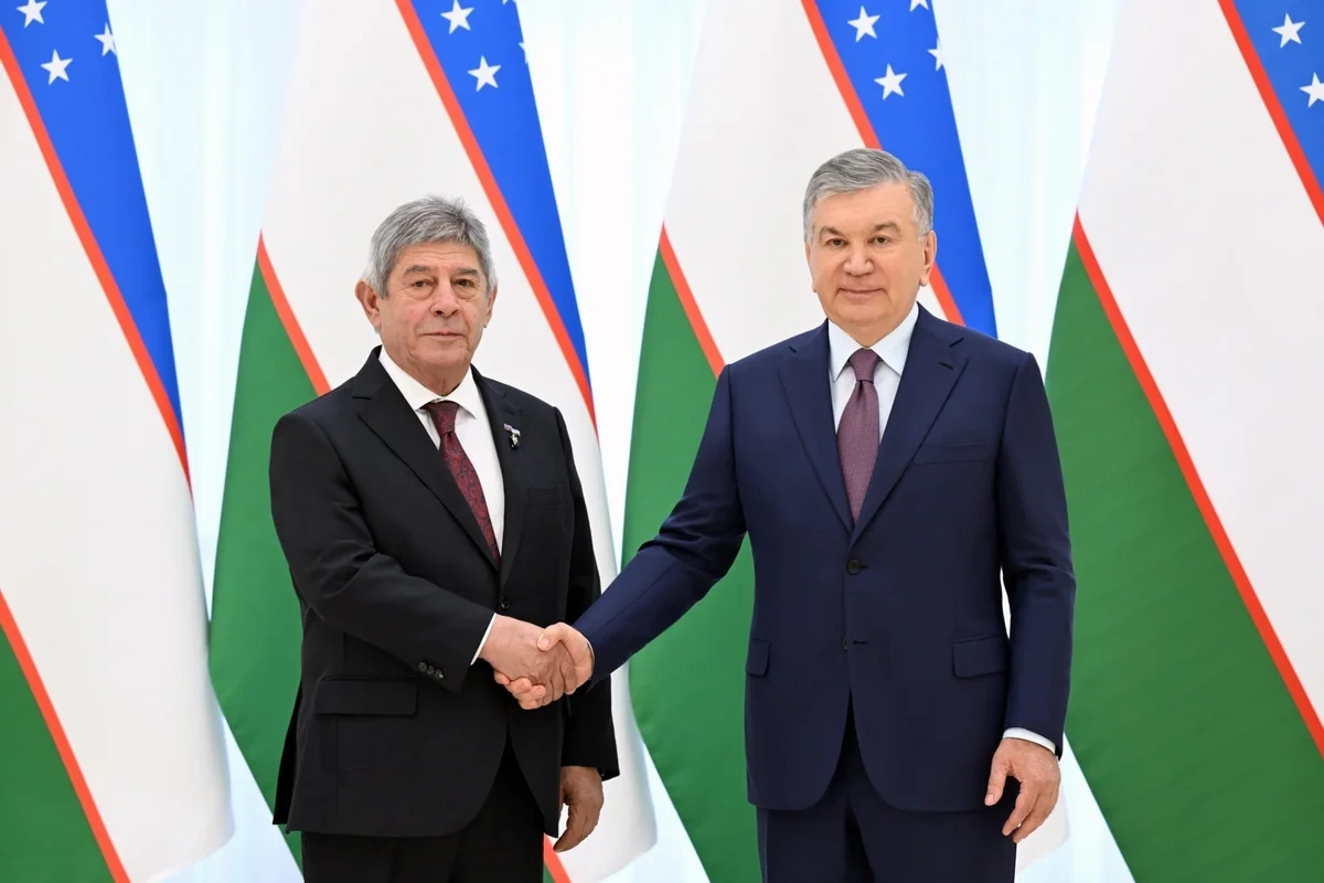 Şavkat Mirziyoyev Azərbaycan səfirinə Mehnat Shuhrati ordenini təqdim edib