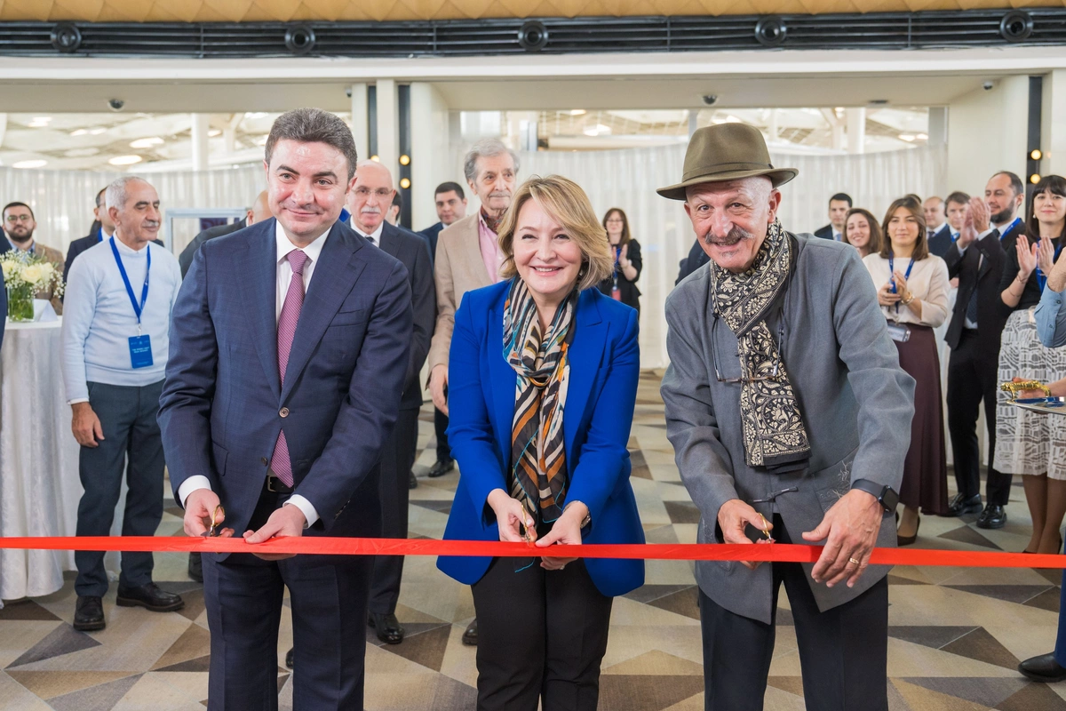 Yüksələn işıq: REZA-nın fotosərgisi Heydər Əliyev Beynəlxalq Aeroportunda təqdim olunur