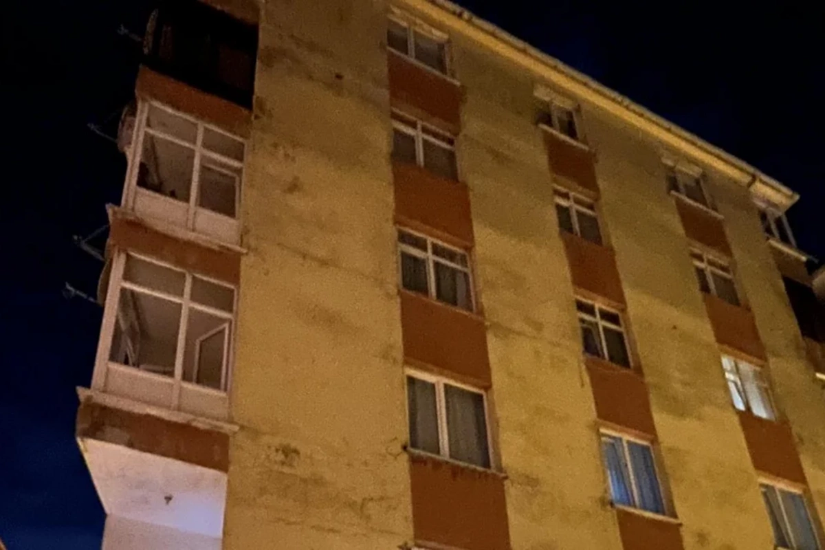 В Стамбуле обрушилась часть здания, жильцы покинули дом