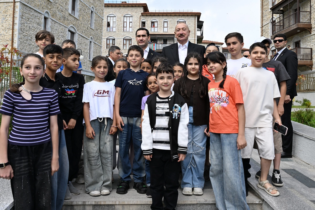 Azərbaycan və Türkmənistan prezidentləri Şuşada gəzinti zamanı balaca sakinlərlə görüşüb