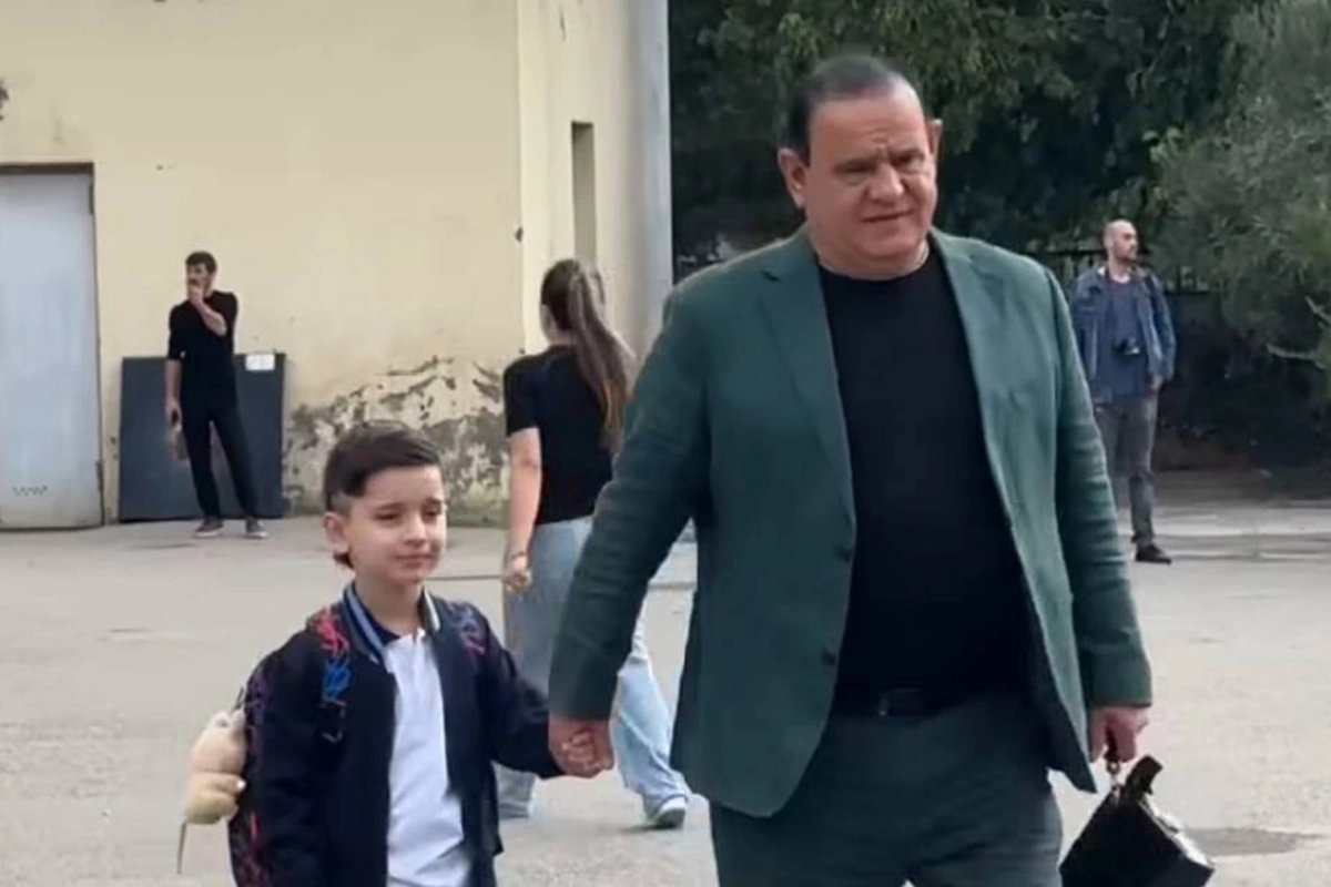 Azərbaycanlı məşhur övladını birinci sinifə yola saldı Azərbaycanlı məşhur övladını birinci sinifə yola saldı